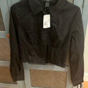 Forever 21 black cropped button down shirt gathered in back